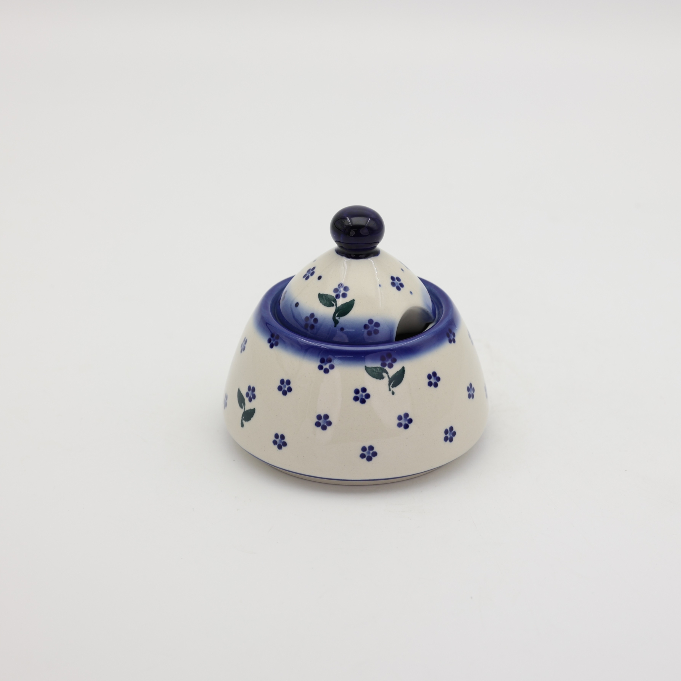 Cukiernica ceramiczna – stylowy dodatek do Twojej zastawy.